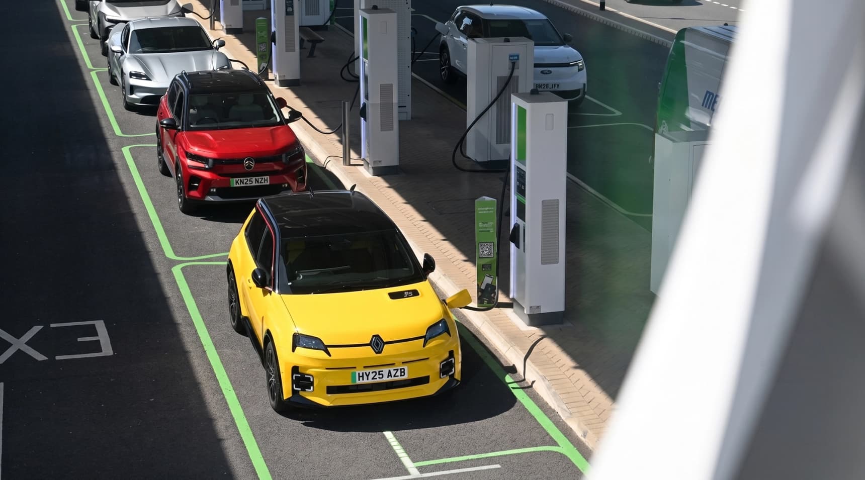 EU-functionarissen klagen over laadstops met EV’s. De ironie is bijna te perfect